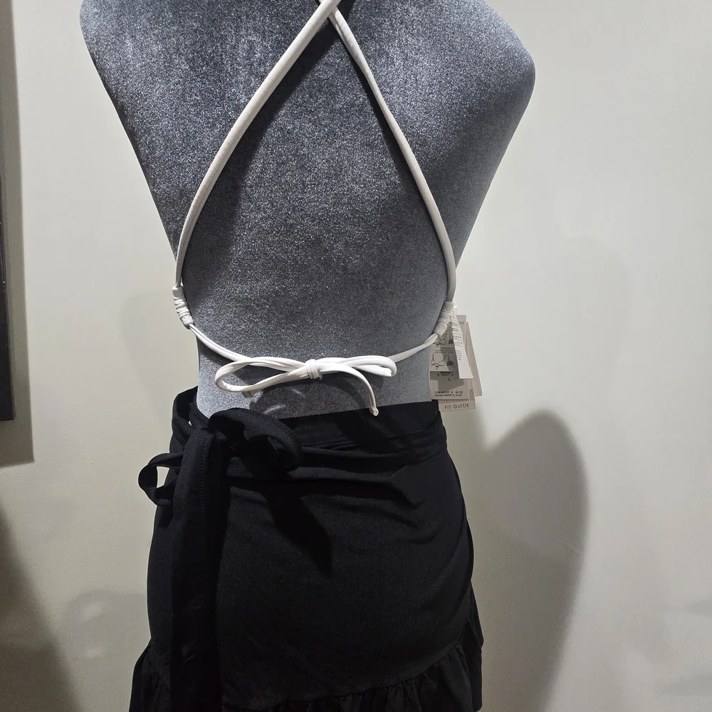 Volcom Simply Solid Reversible Top - Picture 3 of 4